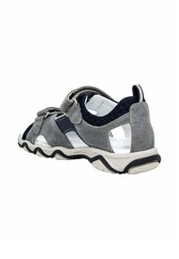 Sandalo in suede grigio con accenti blu, cinturini regolabili, lati aperti e suola texture. Design leggero adatto per l'abbigliamento casual.