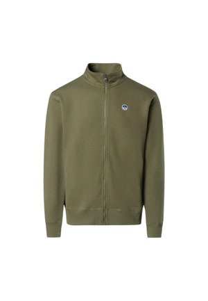 Giacca con zip di colore verde oliva realizzata in tessuto liscio. Presenta un colletto alto e un piccolo logo blu sul petto. Design semplice con polsini a costine.