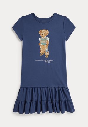 Vestido azul marino de manga corta con dobladillo con volantes, con un dibujo de un oso que lleva un chaleco de punto y pantalones remendados y el texto "Polo Bear by Ralph Lauren".