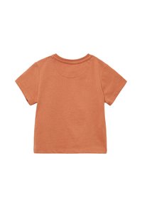 T-Shirt mit kurzen Ärmeln in Rostorange, aus weicher Baumwolle, mit einem einfachen Rundhalsausschnitt und minimaler Nahtdetails an den Nähten.