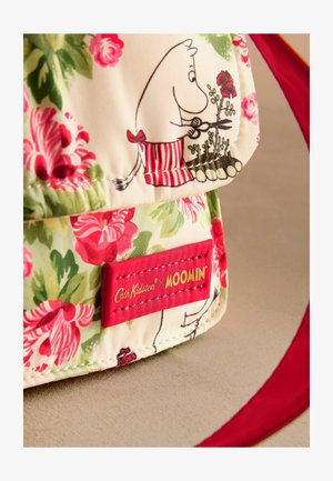 Stofftasche mit Blumenmuster und roten Akzenten, die eine Moomin-Figur in einem Blumengarten zeigt. Auf einer Seite befindet sich ein Markenlabel.