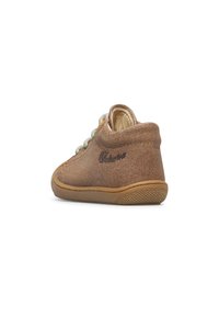 Stivaletto in suede marrone con punta rotonda, superficie testurizzata, suola in gomma beige a contrasto e lacci verde chiaro. Logo "Chello" ricamato sul lato.