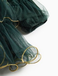 Zelena tulle tkanina z nabranim dizajnom in zlatimi obrobami; ima napihnjene rokave in posebne volanaste robove.