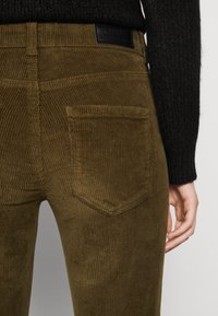ONLY ONLMARY GLOBAL FLARED  - Broek - olive night