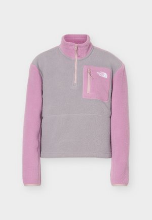 Hellvioletter und rosa Fleece-Pullover mit halbem Reißverschluss und einer mit "The North Face" gebrandeten Reißverschlusstasche auf der Brust.