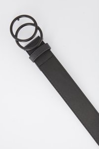 Cinturón de cuero negro con una textura suave, que presenta dos anillos metálicos circulares como hebilla y bordes cosidos de manera ordenada.