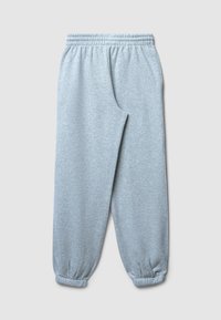 Pantaloni tuta grigio chiaro con cintura ed estremità elastiche, disposti piatti su uno sfondo grigio.