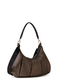 Borsa hobo con esterno in brown testurizzato e un motivo sottile, tracolla nera con testo in rilievo e finiture in tono oro.