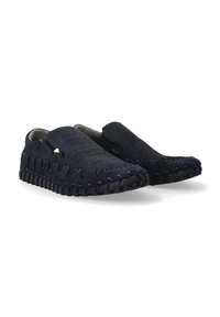 Námořnické modré slip-on boty s perforovaným svrškem, elastickými bočními otvory a texturovanou tkanou podrážkou. Semišový materiál s kontrastním prošíváním.