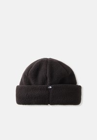 Gorro de fleece preto com punho dobrado, superfície texturizada e uma pequena etiqueta com o logótipo de lado. Topo arredondado para um ajuste confortável.