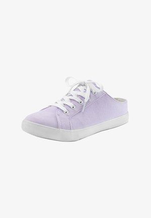 Lavendel Canvas-Sneaker mit weißen Schnürsenkeln, niedrigem Profil, runder Schuhspitze und durchgehender weißer Gummisohle. Verfügt über Metallösen und eine weiche Textur.