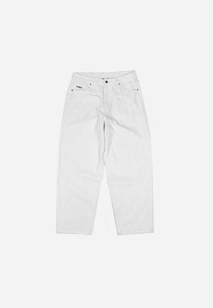 Pantalones de denim blancos con un diseño de pierna recta, que cuentan con bolsillos frontales, costuras visibles y una etiqueta de la marca cerca de la cintura.