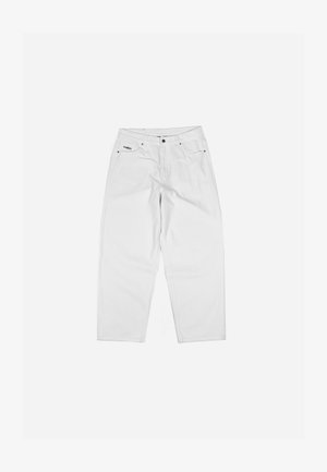 Pantalones de denim blancos con un diseño de pierna recta, que cuentan con bolsillos frontales, costuras visibles y una etiqueta de la marca cerca de la cintura.