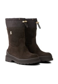 Brązowe zamszowe botki z czarnym wyściełanym mankietem, z złotym logo i sznurkiem do ściągania. Szeroka gumowa podeszwa zapewniająca przyczepność.
