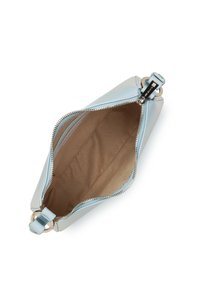 Sac à main en cuir bleu clair avec fermeture éclair. L'intérieur est marron clair, présentant une texture lisse et une forme rectangulaire.