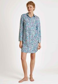 Camicia da notte a maniche lunghe con bottoni, caratterizzata da un motivo paisley blu, rosa e verde su uno sfondo chiaro; tessuto morbido con una vestibilità rilassata.