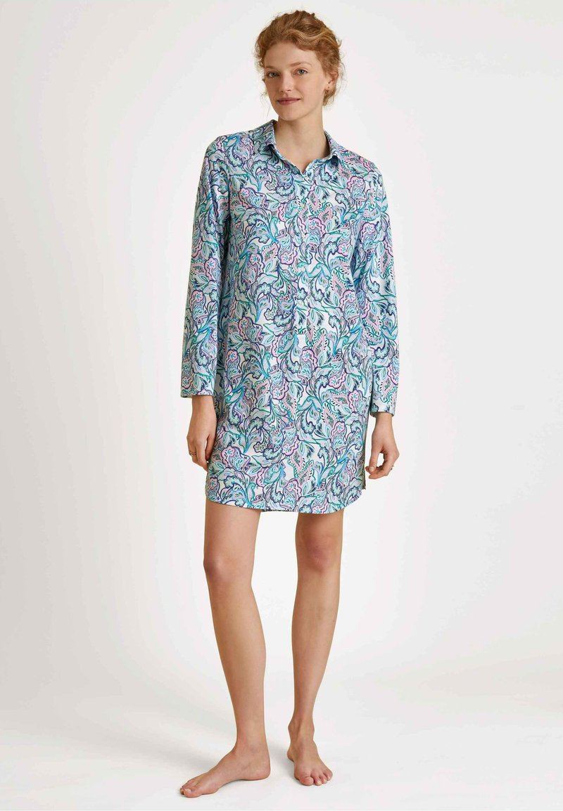 Camicia da notte a maniche lunghe con bottoni, caratterizzata da un motivo paisley blu, rosa e verde su uno sfondo chiaro; tessuto morbido con una vestibilità rilassata.