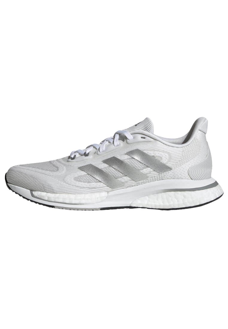 Weißer Sportschuh mit einer Mesh-Oberfläche, ausgestattet mit drei silbernen Streifen, einem gepolsterten Schaft und einer strukturierten Sohle für besseren Halt.