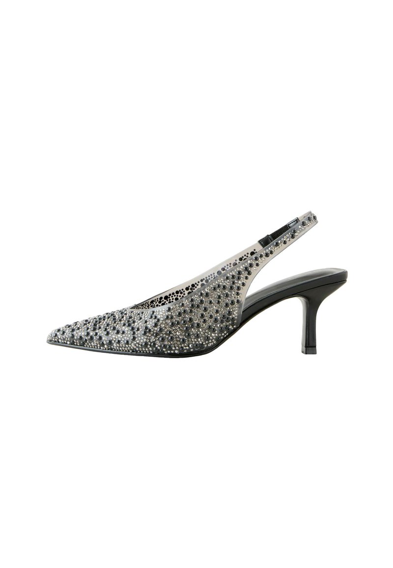 Zilveren slingback hakken met een spitse neus, versierd met heldere en zwarte rhinestones, met een stijlvolle zwarte hak en een gladde textuur.