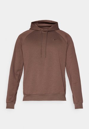 Brauner Nike-Hoodie mit Kordelzugkapuze, langen Ärmeln und einem dezenten Logo auf der Brust. Hergestellt aus weichem, strukturiertem Gewebe.