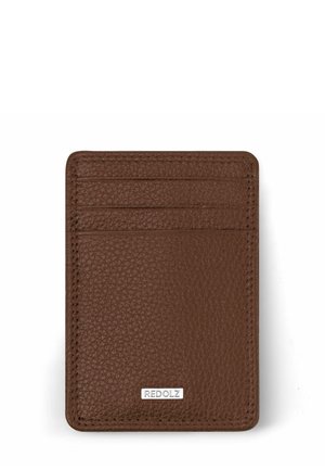 Bruine leren kaarthouder met een geribbelde textuur, voorzien van vier kaartslots en een zilveren REDOLZ-logoplaat aan de onderkant.