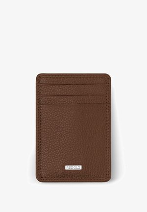Bruine leren kaarthouder met een geribbelde textuur, voorzien van vier kaartslots en een zilveren REDOLZ-logoplaat aan de onderkant.