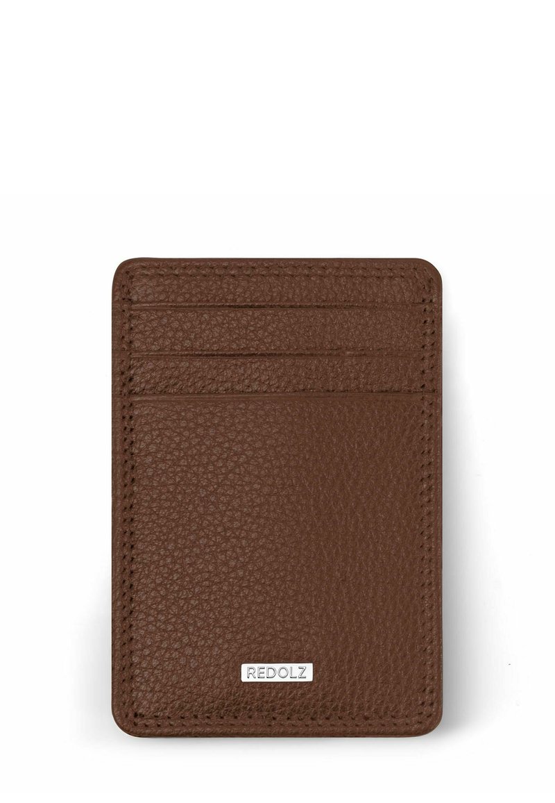 Bruine leren kaarthouder met een geribbelde textuur, voorzien van vier kaartslots en een zilveren REDOLZ-logoplaat aan de onderkant.