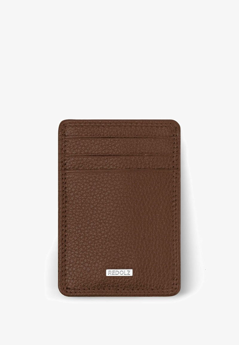 Bruine leren kaarthouder met een geribbelde textuur, voorzien van vier kaartslots en een zilveren REDOLZ-logoplaat aan de onderkant.