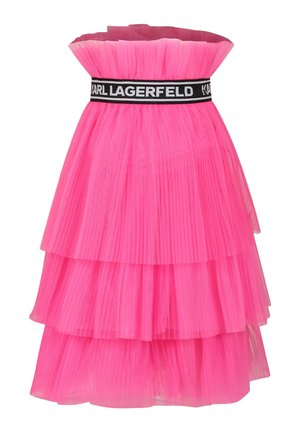 Robe en tulle rose avec un design en couches, présentant un col à volants et une taille noire avec le texte "KARL LAGERFELD".