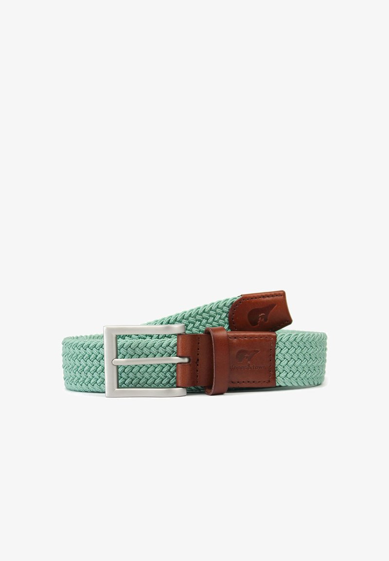 Cintura intrecciata verde menta con dettagli in pelle marrone e una fibbia rettangolare argentata, caratterizzata da un motivo testurizzato su tutta la superficie.