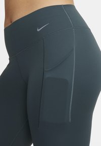 Nike Performance UNIVERSA 7/8 - Leggings - deep jungle black