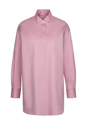 Løs figursiddende lyserød skjorte med lange ærmer, spids krave og enkelt synligt hvidt knapp øverst.