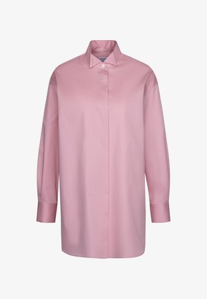 Camicia rosa dal taglio ampio con maniche lunghe, colletto appuntito e un solo bottone bianco visibile in alto.