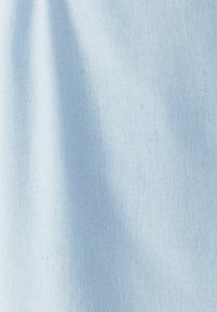 Světlomodrá látka s jemnou strukturou, má hladký povrch a jemný vzor tkaní. Měkký a lehký materiál.