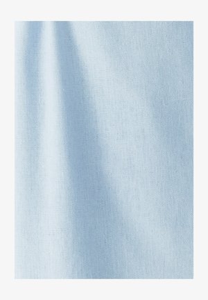 Hellblauer Stoff mit feiner Textur, der eine glatte Oberfläche und ein dezentes Webmuster aufweist. Weiches und leichtes Material.