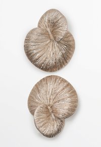 Decorazione da parete in metallo con due forme sovrapposte e strutturate, in una finitura bronzo metallico, caratterizzate da dettagli lineari e curve morbide.