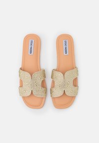 Goldene Rutsch-Sandalen mit kreuzförmigem Riemen-Design, ausgestattet mit einer strukturierten Oberfläche, die mit Strasssteinen verziert ist, und einem beigen Fußbett.