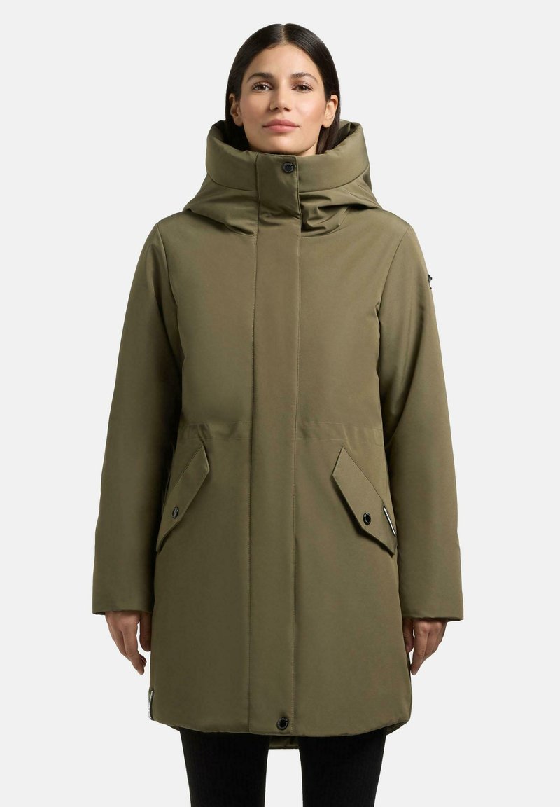 Olivgrüner, wasserdichter Parka mit hohem Kragen, Frontreißverschluss und Knopfverschluss. Verfügt über zwei schräg eingeschnittene Fronttaschen und elastische Bündchen.
