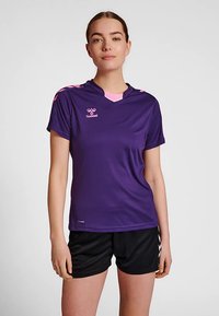 Lila Sporttrikot aus atmungsaktivem Stoff mit V-Ausschnitt-Design, mit pinken Schulterakzenten und einem Logo auf der Brust.