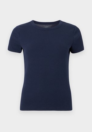 Marineblå kortermet ribbestrikket T-skjorte med rund hals og tettsittende passform på hvit bakgrunn.