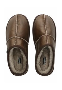 Une paire de pantoufles en cuir marron avec des coutures visibles et une doublure en fourrure grise douce, présentée de dessus sur un fond blanc.
