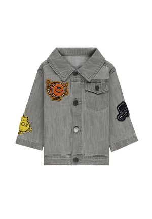 Giacca di jeans grigia con chiusura con bottoni, tasca frontale sul petto e toppe colorate a tema musicale sul petto e sulle maniche.