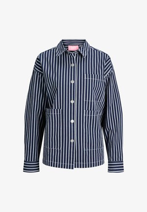 Granatowa kurtka w białe pionowe paski, z długimi rękawami, zapięciem na guziki, kołnierzykiem oraz trzema przednimi kieszeniami.