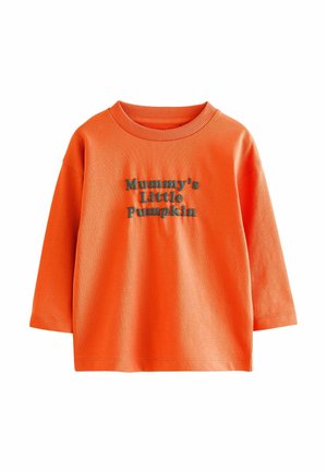 Orange langærmet toddler-trøje med ribbet krave og "Mummy's Little Pumpkin" tekst i mørkegrøn på fronten.
