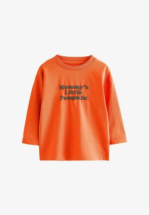Orange langærmet toddler-trøje med ribbet krave og "Mummy's Little Pumpkin" tekst i mørkegrøn på fronten.