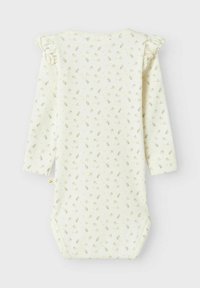 Gul randig babybodysuit med lång ärm, som har volangdetaljer på axlarna och ett blommönster i mjuka rosa och gröna färger.