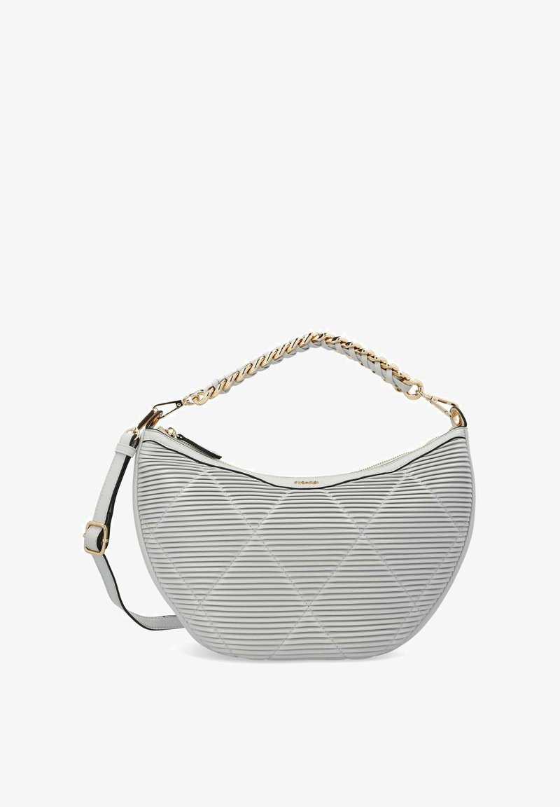 Borsa a tracolla grigia trapuntata con righe diagonali, catena dorata e tracolla in pelle, chiusura superiore con zip e forma a mezzaluna curvata.