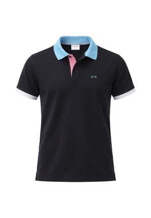 Polo nera a maniche corte con colletto azzurro chiaro, polsini bianchi, patta interna rosa e piccolo logo a triangolo azzurro chiaro con una X sul petto.