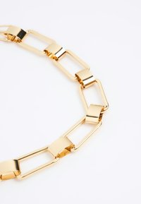 Collana a catena placcata in oro con anelli rettangolari e finitura lucida, che presenta un design elegante e moderno.