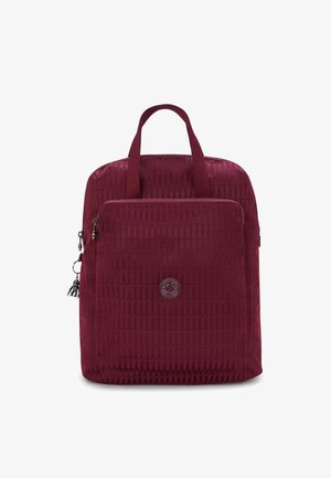 Sac à dos bordeaux avec une surface texturée, comportant deux poignées sur le dessus, une poche zippée à l'avant et un logo circulaire.